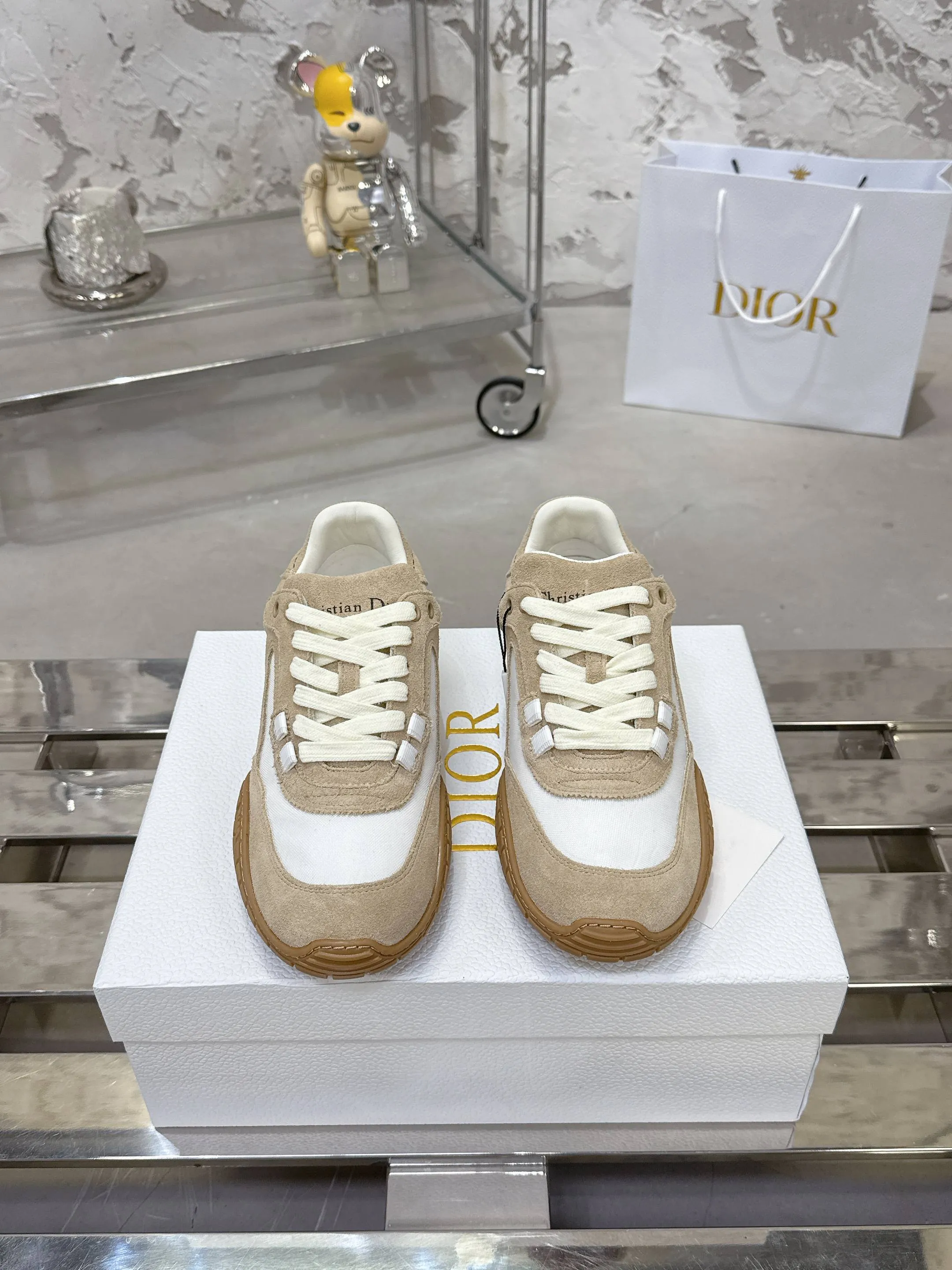 Factory price 640💰 Top version! ! ! Dior Tech sneakers Dior Tech is newly launched, with exquisite color matching and autumn and winter atmosphere. This Dior Tech sneaker is a new product in the 2026 early spring ready-to-wear series. It is equipped with fashionable details and highlights the retro aesthetics. Made of calfskin and suede calfskin upper with transparent mesh side panels and ChristianDior Paris signature on the heel and tongue. A textured, tonal Dior signature sole adds couture style. Upper material: Textile, cowhide split leather, cowhide leather with Christian Dior Paris logo on the heel and tongue Textured Dior logo rubber sole embellished with Christian Dior's lucky star symbol! Size 35-46 (40 for women, 41 for men, 38.45.46, custom made and non-refundable)